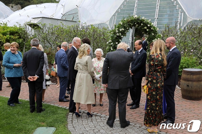 [사진] G7 정상들과 얘기 나누는 엘리자베스 영국 여왕
