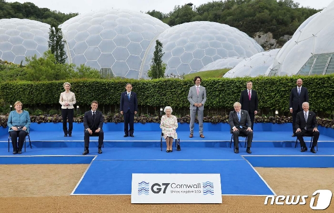 [사진] 사진 찍는 엘리자베스 여왕과 G7 정상, EU 지도부