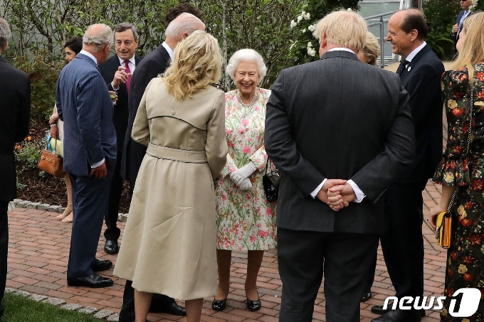 [사진] 만찬서 바이든 부부와 얘기하는 엘리자베스 여왕
