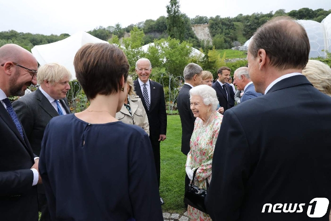[사진] 엘리자베스 英 여왕 둘러싸고 얘기하는 G7 정상