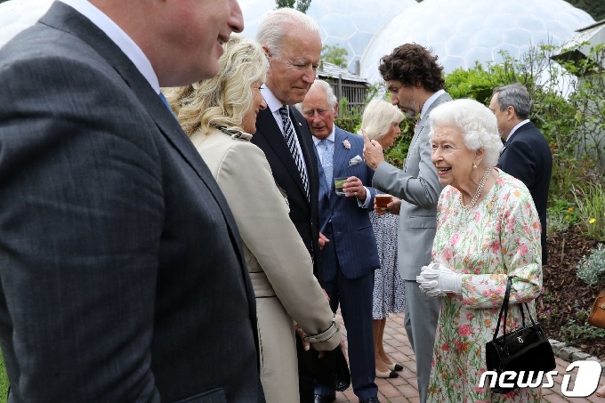 [사진] 바이든 부부와 얘기하는 엘리자베스 영국 여왕