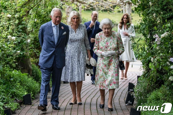 [사진] 찰스 왕세자 부부와 만찬 참석하는 엘리자베스 여왕