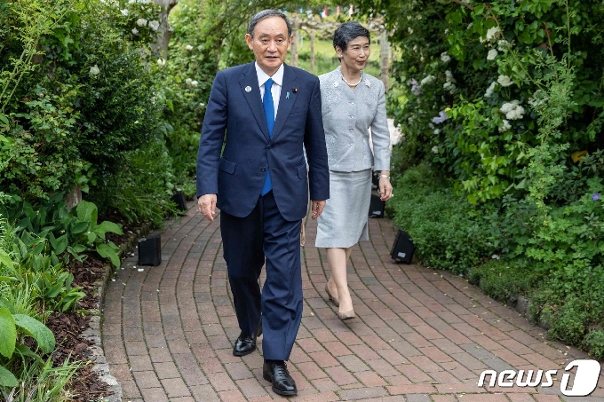 [사진] G7  정상회의 왕실 만찬 참석하는 스가 부부