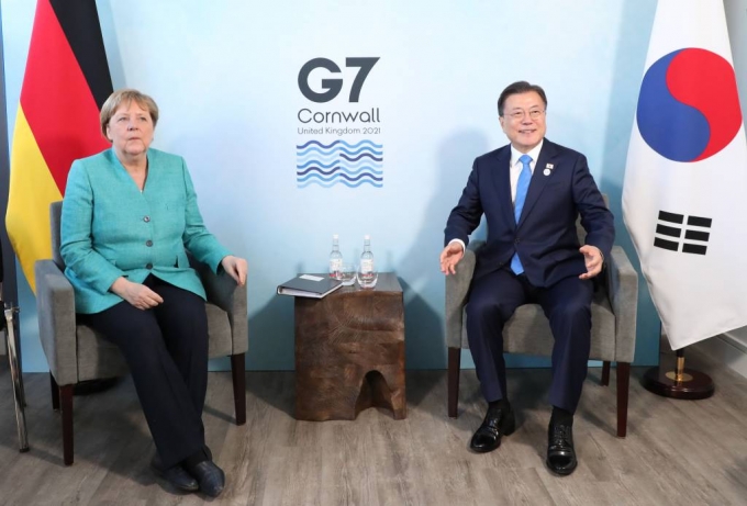  [ܿ()=ý]ڿ  = G7 ȸ   湮    12(ð)  ܿ ī񽺺 ȸ忡 Ӱֶ ޸  Ѹ ȸ ϰ ִ. 2021.06.12. since1999@newsis.com