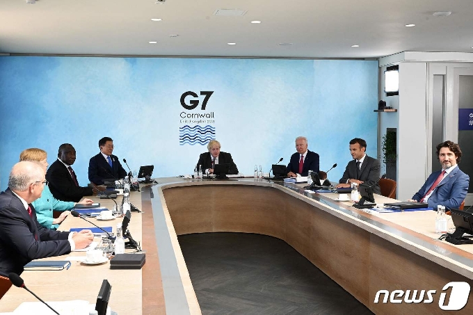 [사진] G7 정상들과 실무회의 참석한 문 대통령