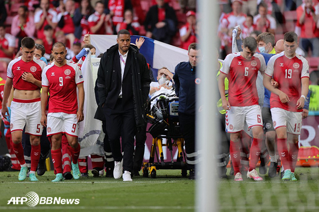 13일 유로2020 경기 중 심정지로 쓰러진 뒤 의식을 찾은 크리스티안 에릭센(가운데)이 병원 이송을 위해 경기장에서 빠져나오는 모습. /AFPBBNews=뉴스1