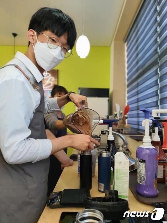 교내 카페에서 커피를 만드는 학생.(순천시 제공)/뉴스1 © News1