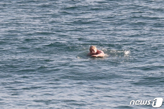 [사진] G7 정상회의장 인근 해안서 수영하는 존슨 총리