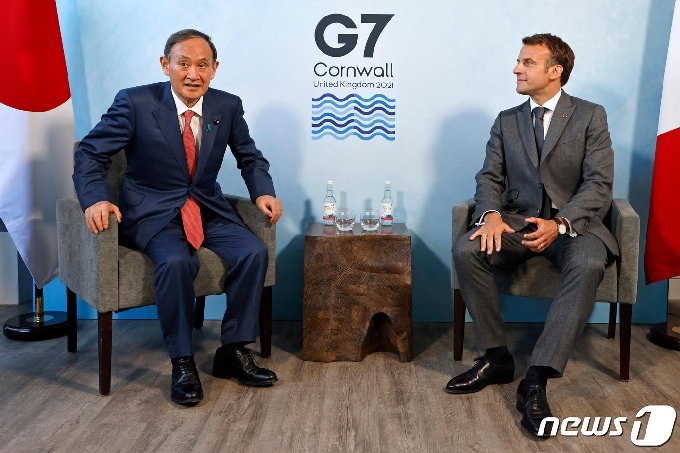[사진] G7 정상회의 중 마크롱과 회담하는 스가 총리