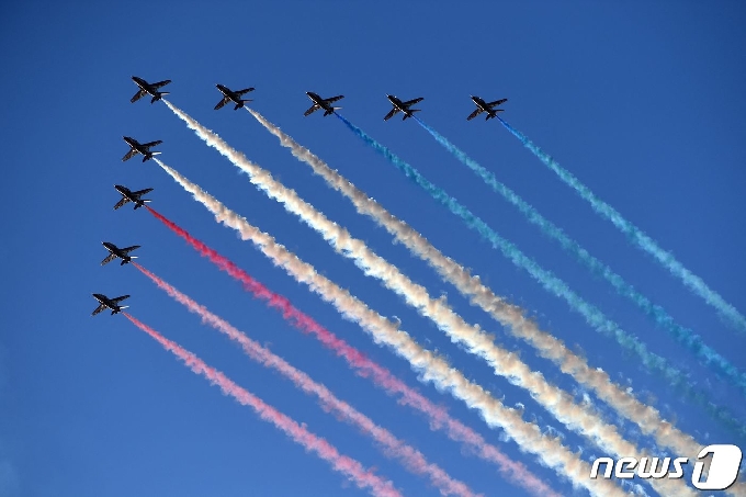 [사진] G7 정상회의 축하 비행하는 英 곡예 비행팀