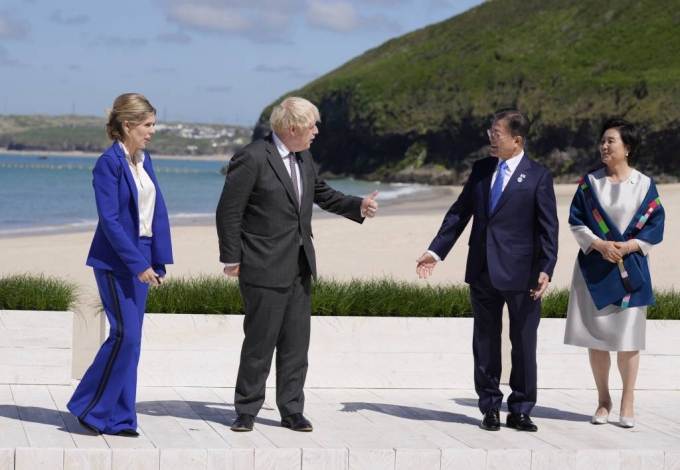  [콘월=AP/뉴시스]지난 11일(현지시간) 영국 콘월의 카비스베이 해변에서 주요 7개국(G7) 정상회의 기념촬영 전 문재인 대통령(왼쪽에서 두번째)과 보리스 존슨 영국 총리(오른쪽에서 두번째)가 인사를 나누고 있다. 2021.06.13.