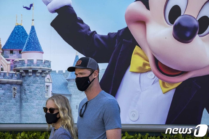 미국 디즈니랜드 이용객들이 신종 코로나바이러스 감염증 예방을 위해 마스크를 쓰고 있다. © AFP=뉴스1