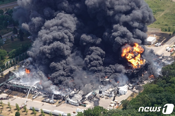 [사진] 불길과 검은 연기 치솟는 일리노이주 화학 공장