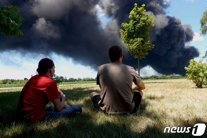 [사진] 일리노이 화학공장 폭발사고 구경하는 시민들