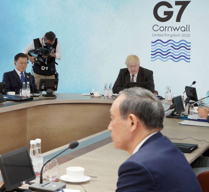  [콘월(영국)=뉴시스]박영태 기자 = 문재인 대통령이 13일(현지시간) 영국 콘월 카비스베이에서 열린 '기후변화 및 환경' 방안을 다룰 G7 확대회의 3세션에 참석해 있다. 왼쪽부터 시계방향으로 문 대통령, 영국 보리스 존슨 총리, 일본 스가 요시히데 총리. 2021.06.13. since1999@newsis.com