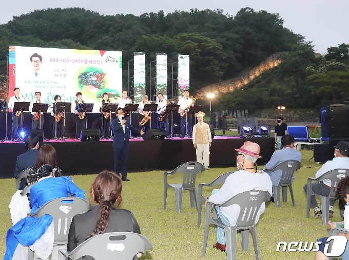 한국예총고창지회가 주관한 단오맞이 예술공연이 14일 오후 고창모양성 잔디광장 야외무대에서 주민 50여명이 참석한 가운데 열렸다. © 뉴스1
