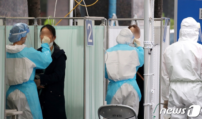 대전 서구보건소에 마련된 선별진료소에서 시민들이 검사를 받고 있다. (기사와 관계없음) /뉴스1 © News1 김기태 기자