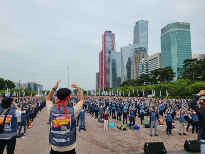 택배노조가 15일 오후 서울 영등포구 여의도공원 일대에서 집회를 열고 있다. /사진=정한결 기자.