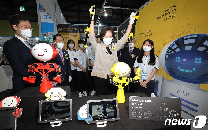 [사진] 모션 수트 로봇 체험하는 유은혜 사회부총리
