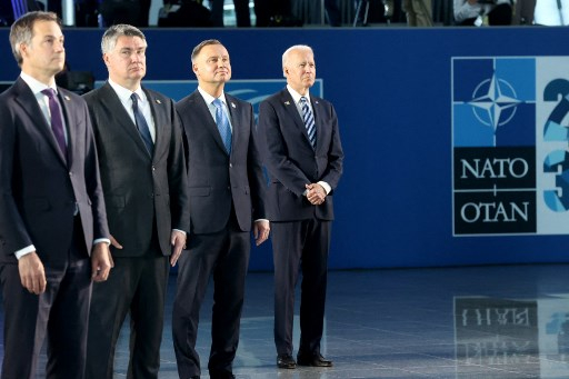 14일(현지시간) 벨기에 브뤼셀에 있는 북대서양조약기구(NATO) 본부에서 (왼쪽부터)알렉산더르 더크로 벨기에 총리, 조란 밀라노비치 크로아티아 대통령, 안제이 두다 폴란드 대통령, 조 바이든 미국 대통령이 기념촬영을 하고 있다./사진=AFP