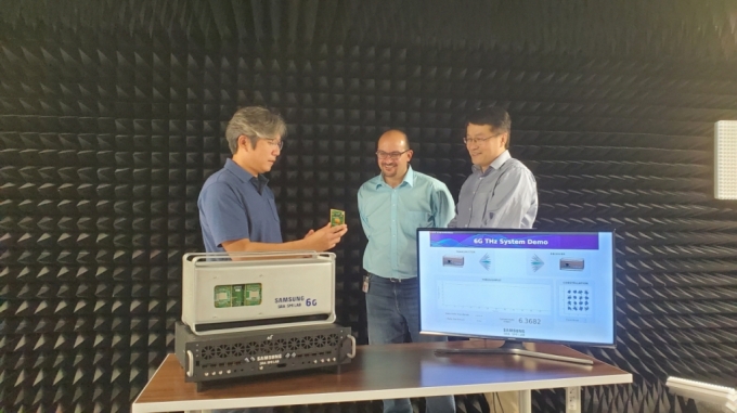 삼성전자의 삼성리서치 아메리카(SRA) 실험실에서 삼성전자 연구원들이 140 GHz 통신 시스템을 시연하고 있다./사진=삼성전자
