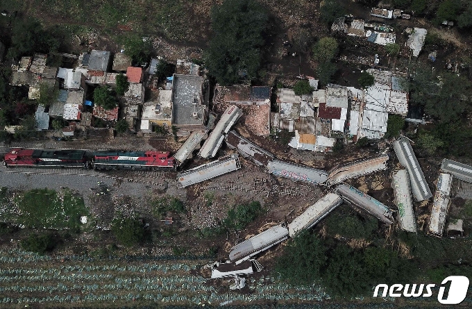 [사진] 주택가 덮친 멕시코 탈선 화물 열차