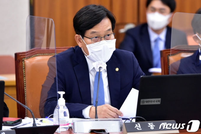 신동근 더불어민주당 의원. 2020.10.15/사진=뉴스1   
