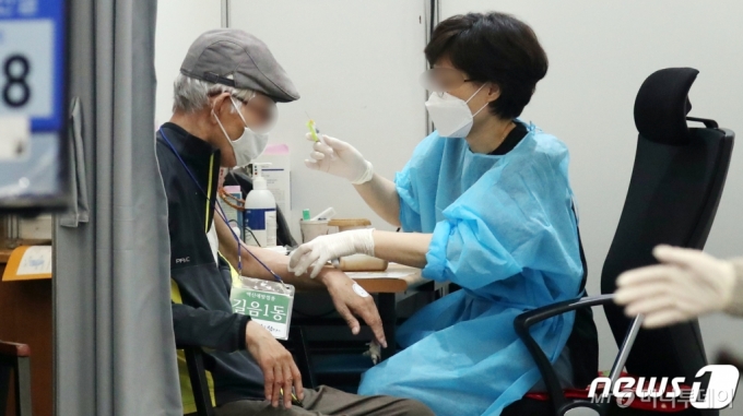 시민들이 지난 15일 서울 성북구 코로나19예방접종센터에서 백신을 맞고 있다./사진제공=뉴스1