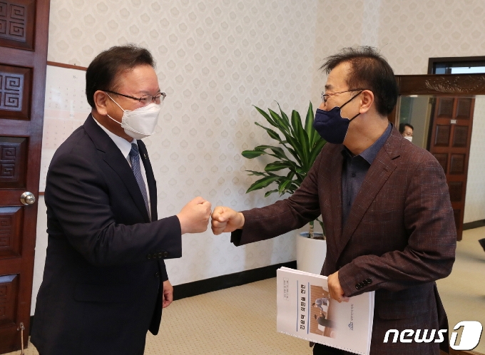 16일 김윤덕 국회의원(오른쪽)이 김부겸 국무총리를 만나 주먹 인사를 하고 있다.(의원실제공)2021.6.16/뉴스1