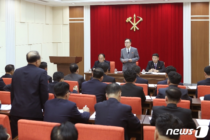[사진] 북한 전원회의 2일차 부문별 협의회 진행하는 조용원