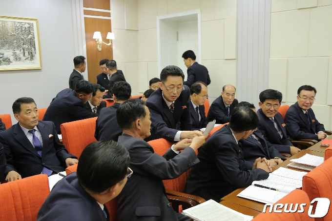 [사진] 북한, 전원회의 2일차에 부문별 협의회 진행