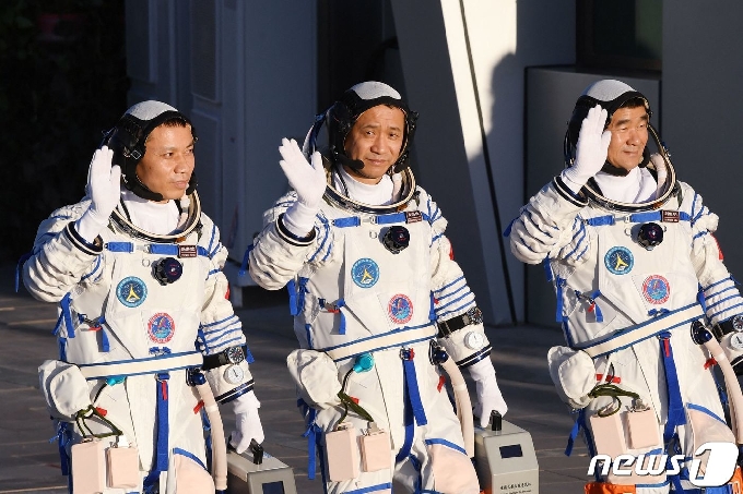 [사진] 선저우 12호 탑승 전 손 흔드는 중국 우주인들