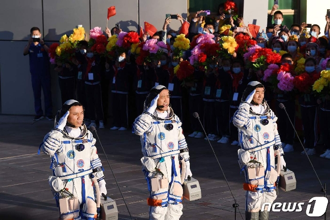 [사진] 환호 받으며 경례하는 선저우 12호 탑승 中 우주인들