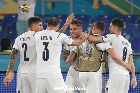 이탈리아 축구대표팀 선수들이 지난 12일(한국시간) 유로 2020 터키와의 개막전에서 골을 넣은 뒤 기뻐하고 있다. /AFPBBNews=뉴스1