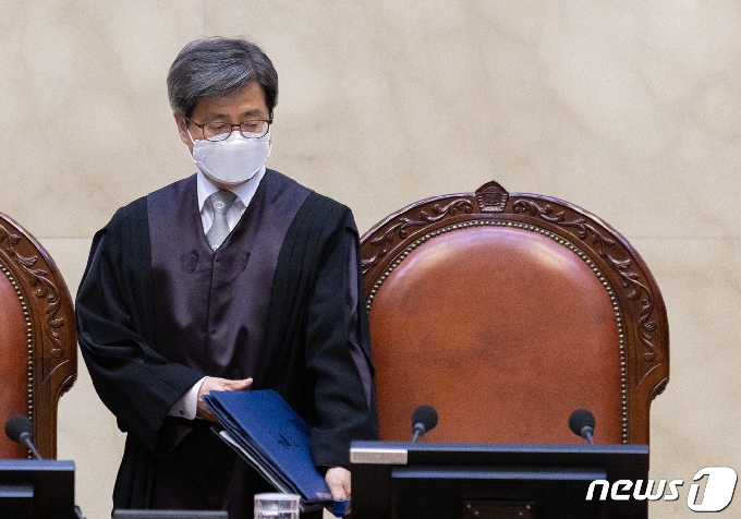 [사진] 자리에 착석하는 김명수 대법원장