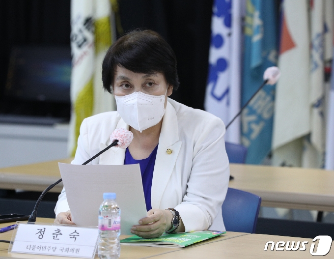 [사진] 토론회 발언하는 정춘숙 의원