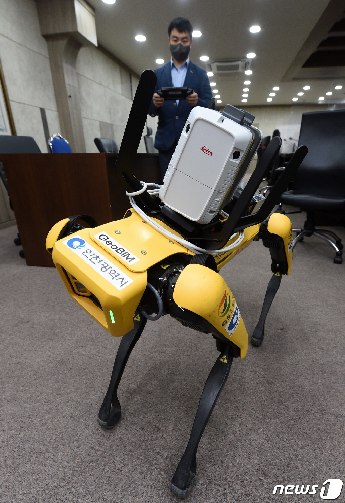 [사진] 인천시청에 나타난 4족 보행로봇 '스팟'