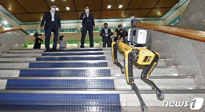 [사진] 인천시청 계단 걷는 4족 보행로봇 '스팟'
