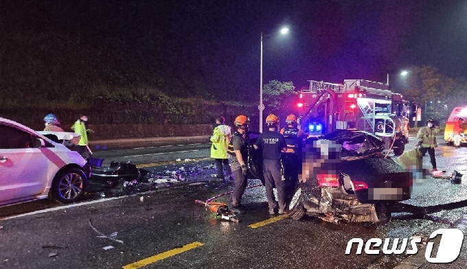 18일 오전 4시2분쯤 전남 순천시 용당동의 한 도로에서 승용차와 SUV 차량의 충돌사고로 4명이 숨지고 2명 중상, 1명이 경상을 입었다.(순천소방서 제공) 2021.6.18/뉴스1