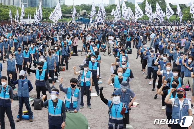  15일 오후 서울 영등포구 여의도공원에서 전국택배노동조합원들이 택배 노동자들의 과로사 문제 해결을 촉구하는 집회를 하고 있다. 2021.6.15/사진 = 뉴스1   