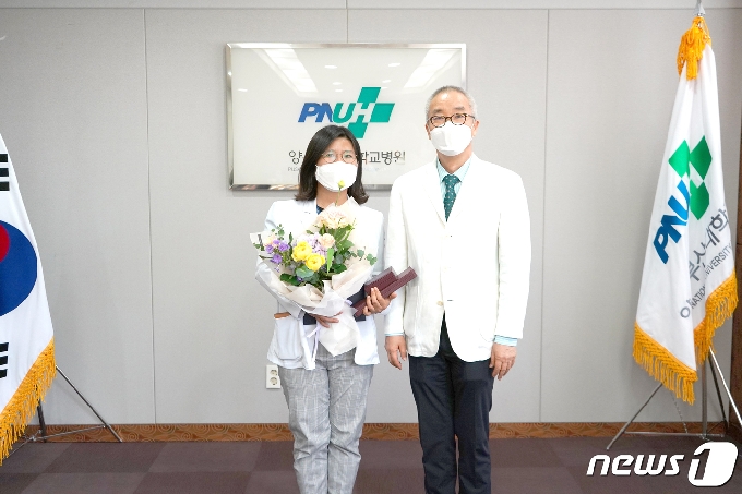 양산부산대병원 감염내과 이수진 교수(왼쪽)가 김건일 병원장으로부터 국무총리표창을 전달받고 있다. (양산부산대병원 제공) © 뉴스1