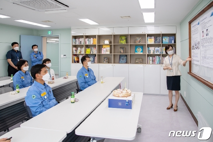 김석미 상담사거 새롭게 단장한 '마음챙김센터 休'를 소개하고 있다(광양제철소 제공)2021.6.18/© 뉴스1