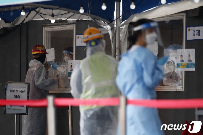 18일 오전 서울 중구 서울역광장에 마련된 신종 코로나바이러스 감염증(코로나19) 임시 선별검사소에서 검사가 진행되고 있다. © News1 이승배 기자