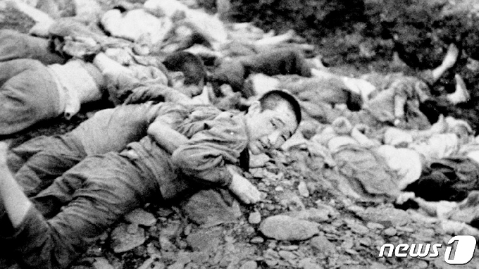 1950년 6월 25일 한국전쟁 발발 직후 대전 산내 골령골에서 자행된 민간인 학살 관련 사진자료. (KBS 대전방송총국 제공) ©뉴스1