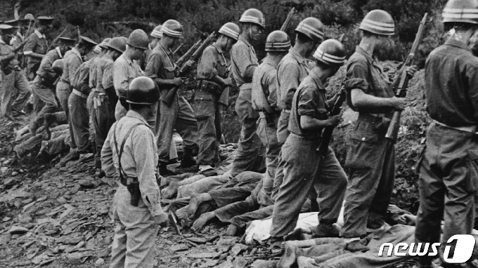 1950년 6월 25일 한국전쟁 발발 직후 대전 산내 골령골에서 자행된 민간인 학살 관련 사진자료. (KBS 대전방송총국 제공) ©뉴스1