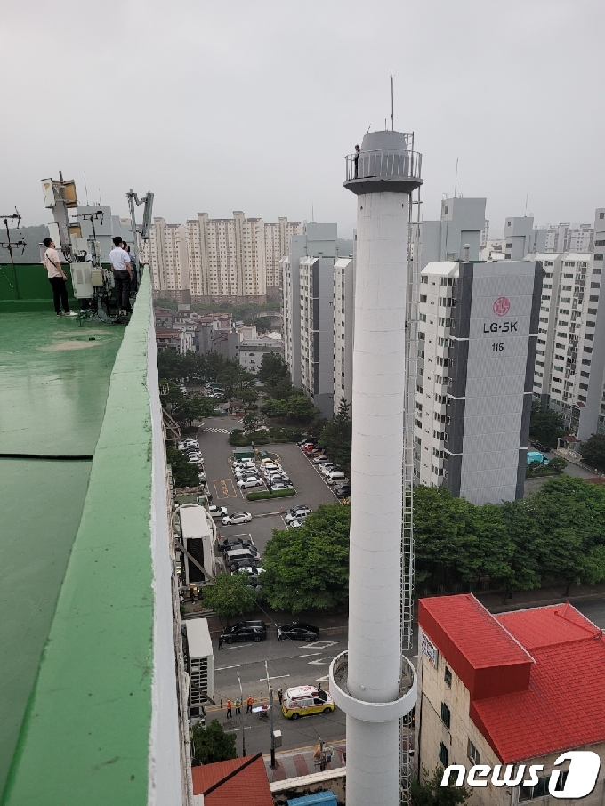 만취한 60대 남성이 60m 높이의 굴뚝에 올라가 자살 소동을 벌이고 있다. © 뉴스1 최현구 기자