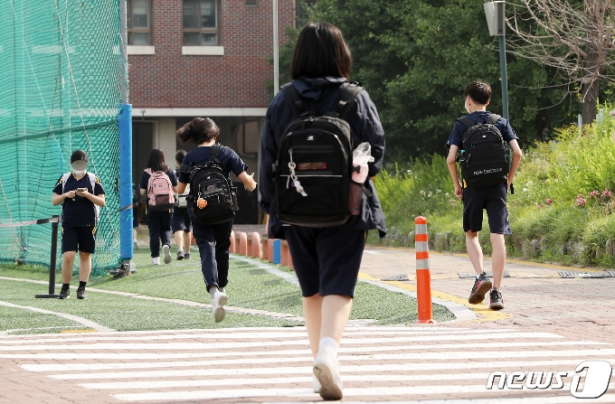 서울 한 중학교에서 학생들이 등교하고 있다. 2021.6.14/뉴스1 © News1 사진공동취재단