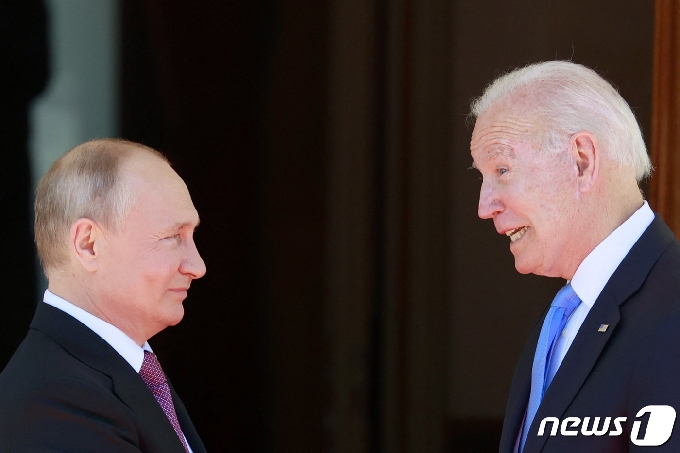 블라디미르 푸틴(왼) 러시아 대통령과 조 바이든 미국 대통령이 2021년 6월 16일 스위스 제네바 빌라 라 그랑주에서 만난 모습. © AFP=뉴스1