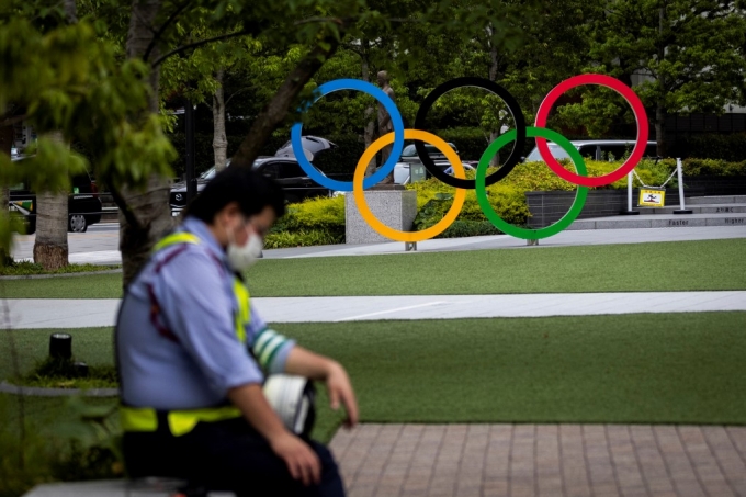 지난 3일 일본 도쿄 올림픽 경기장 앞에서 경비원이 마스크를 쓴 채 휴식을 취하고 있다./사진=AFP