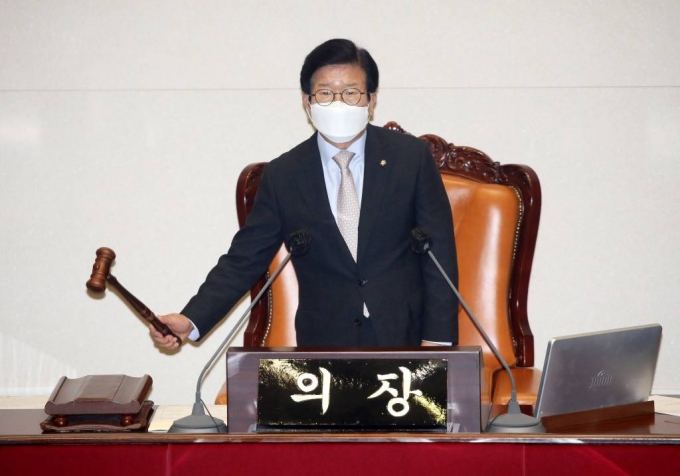 박병석 국회의장이 이달 17일 오전 서울 여의도 국회에서 열린 본회의에서 의사봉을 두드리고 있다. / 사진제공=뉴시스